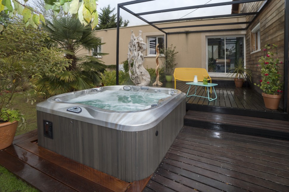 Компактный SPA-бассейн Jacuzzi J-335 на террасе